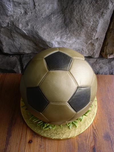 Golden Ball - Cake by Petraend