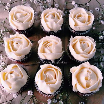Buttercream roses - Cake by Sophia Mya Cupcakes (Nanvah Nina Michael)