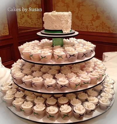 Lace wedding cake and cupcakes - Cake by Skmaestas