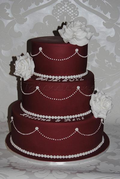 Dark Red Wedding Cake - Cake by Torteneleganz