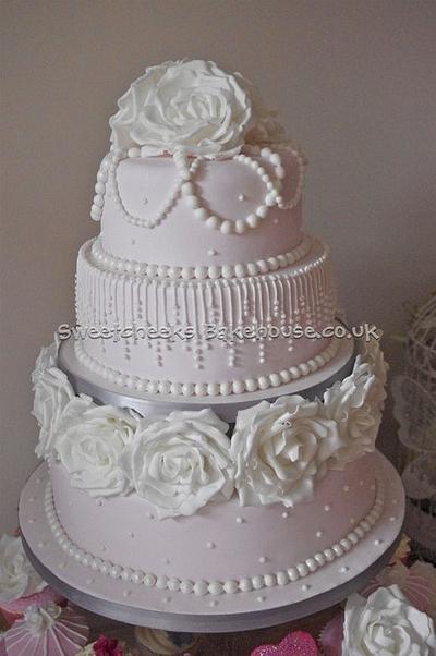 pink vintage wedding  - Cake by Hayley