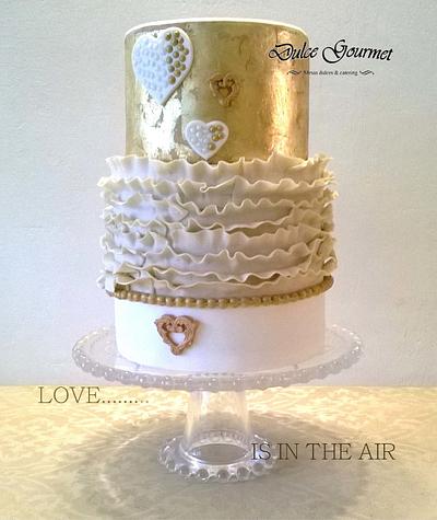 Gold and ruffles for lovers - Cake by Silvia Caballero