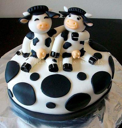 Friendly Cows - Cake by Karen Dourado
