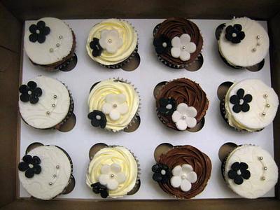 Black and White Cuppies - Cake by Jennifer Jeffrey