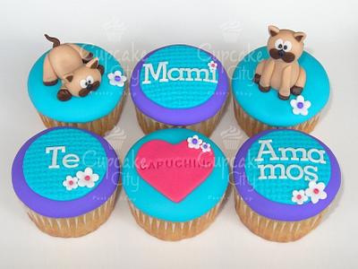 Cute cats for mom - Cake by CupcakeCity