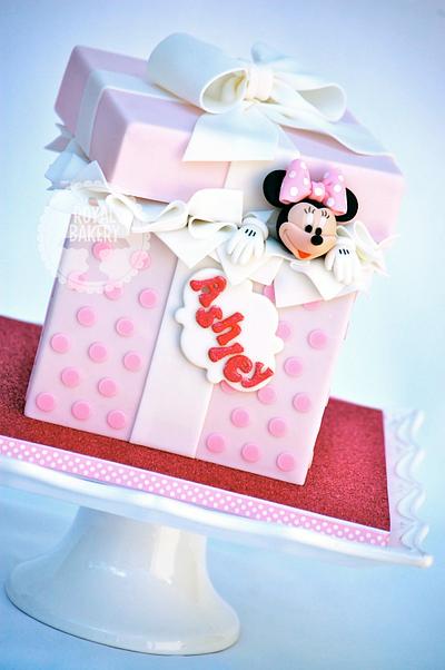 Minni Mouse Gift Box - Cake by Lesley Wright