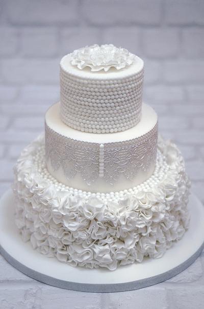 White frills - Cake by The Chain Lane Cake Co.