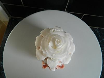 personal size rose and ribbons cake - Cake by kelly