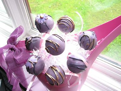 purple cakepops - Cake by LittleDzines