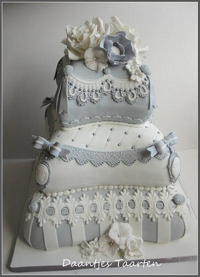 Vintage in grey and white - Cake by Daantje