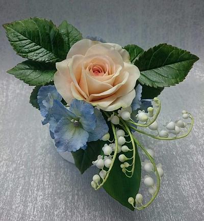 Pretty Sugar Flowers - Cake by Escaped to Sugarland