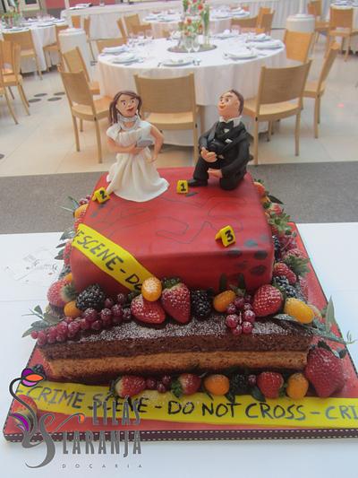 Crime Scene / Naked combined Wedding Cake - Cake by Lilas e Laranja (by Teresa de Gruyter)
