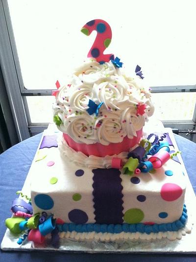 Giant Cupcake on top present - Cake by TastyMemoriesCakes