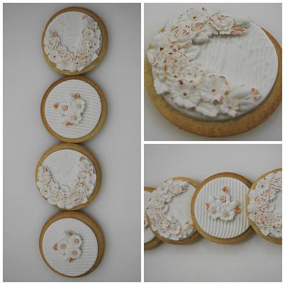 fondant wedding cookies - Cake by Ponona Cakes - Elena Ballesteros