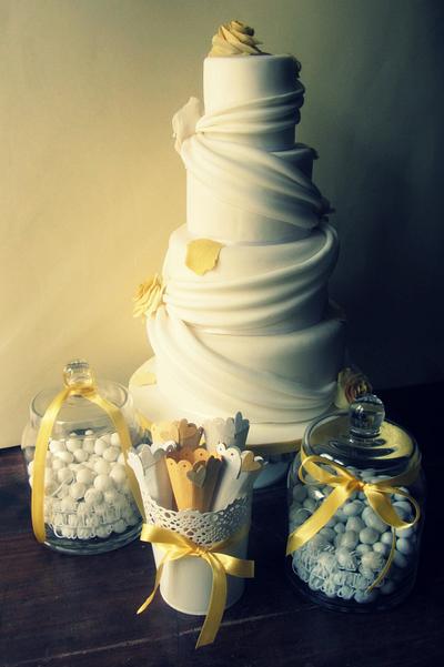 Yellow roses wedding cake & wedding table - Cake by Valeria Mei Cagnoli - Cake designer