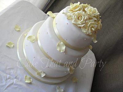 pale yellow  roses wedding  - Cake by yvonne