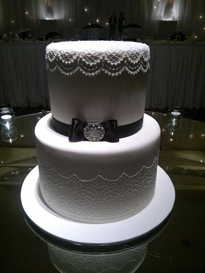 plain piping wedding cake - Cake by Paul Delaney of Delaneys cakes