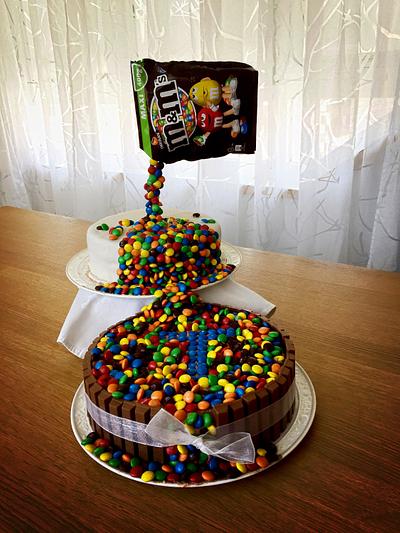 m&m's and kitkat  - Cake by Judith