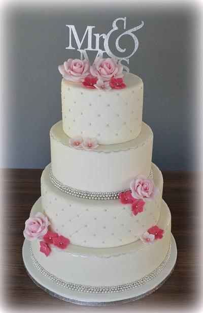 Wedding cake with pink roses. - Cake by Astrid 