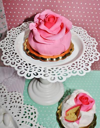 Roses Cup Cakes - Cake by Maria  Teresa Perez