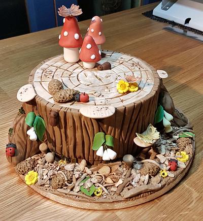 A walk in the woods - Cake by Rainzleyscakes