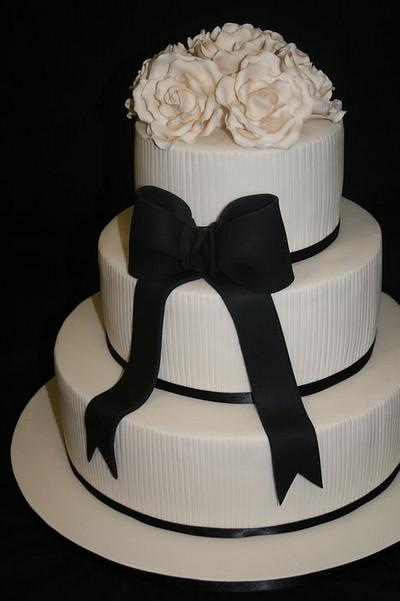 Ivory with Black Bow - Cake by fishabel