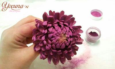Crisantemo en pasta de azúcar / chrysanthemum gumpaste - Cake by Yolanda Cueto - Yocuna Floral Artist