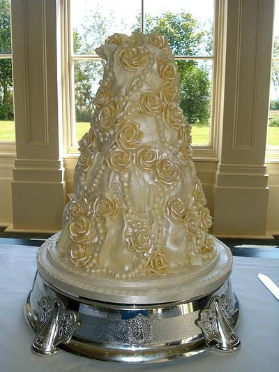 White Chocolate Roses and Pearls -chocywockydodah stle - Cake by Kelly Anne Smith