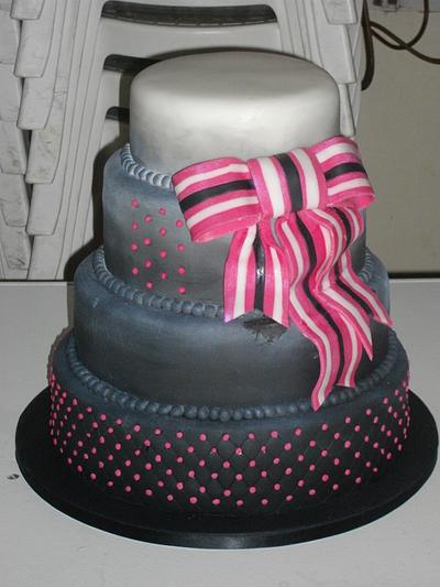 Black, white and fuschia wedding cake - Cake by Mandy