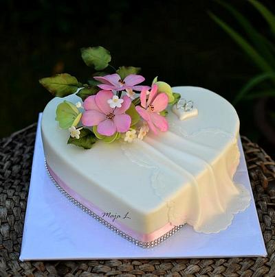 Heart shaped wedding cake with cosmos flowers - Cake by majalaska