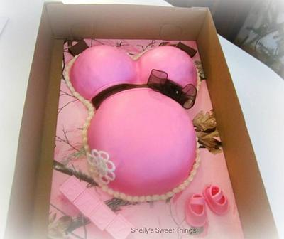 Pink baby bump - Cake by Shelly's Sweet Things