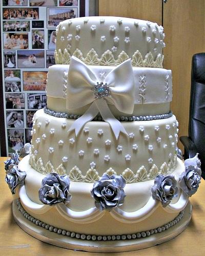 White drapes and silver roses - Cake by sarahf