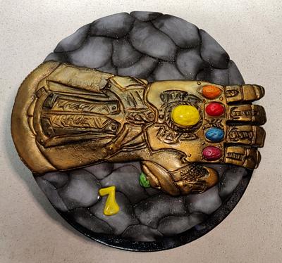 Thanos Gauntlet - Cake by Majka Maruška