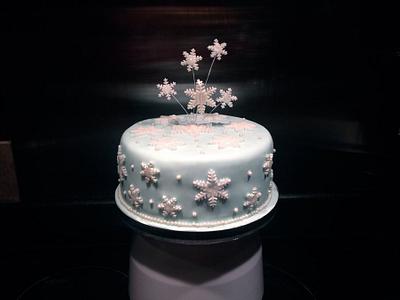 Snowflake spray ❄️ - Cake by Charlie Webb