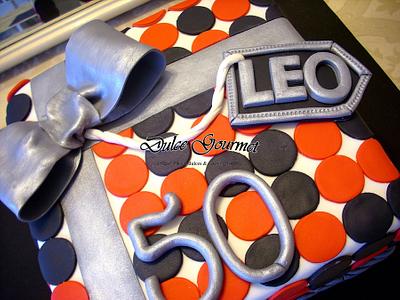 RED AND BLACK PACKAGE FOR LEO´S 50TH B-DAY - Cake by Silvia Caballero