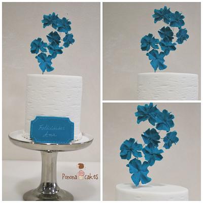 blue primrose tiny cake - Cake by Ponona Cakes - Elena Ballesteros