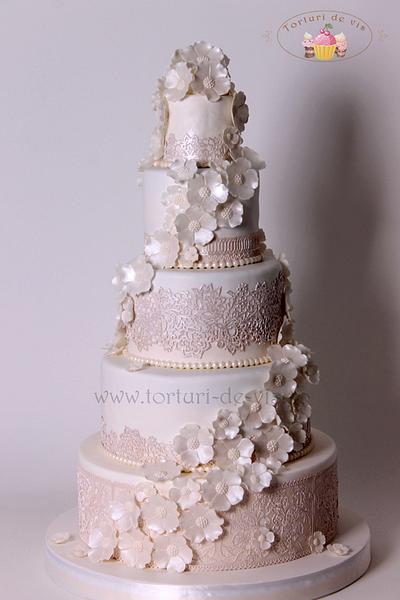 Lace and white flowers - Cake by Viorica Dinu