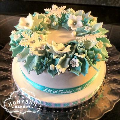 Turquoise christmas wreath cake - Cake by Hannah Gayfer