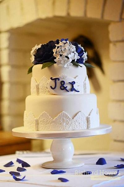 My very first wedding cake - Cake by KarenSeal