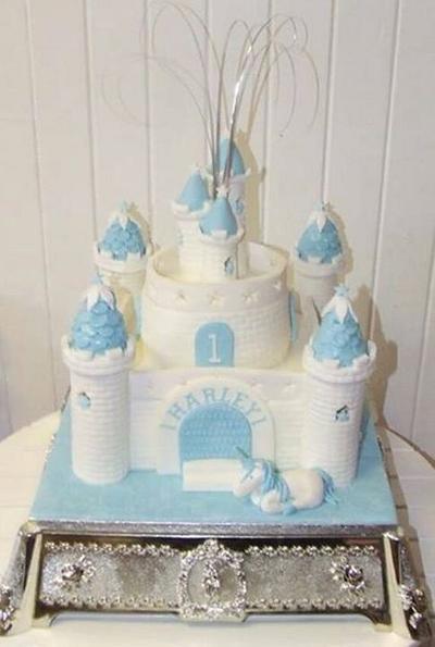 Baby blue castle - Cake by Isabelle Young