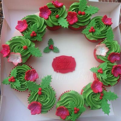 Christmas Cupcake Wreath - Cake by Num Nums