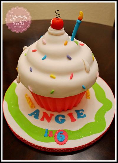 Giant Cupcake! - Cake by YummyTreatsbyYane
