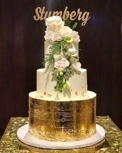 Gold, buttercream and flowers - Cake by Irene's bakery