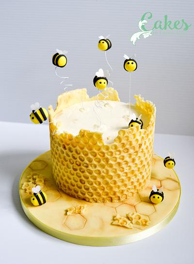 Honey Bee Cake/tutorial  - Cake by Carrie-Anne Dallas