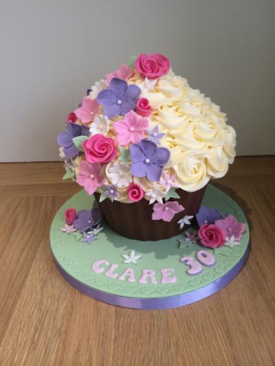 Beautiful Flowers Giant Cupcake - Cake by Sajocakes