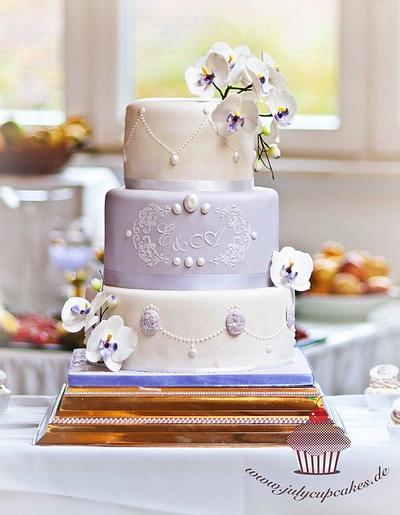 Romantic Wedding Cake with Cameo and Moth Orchid - Cake by Julycupcake