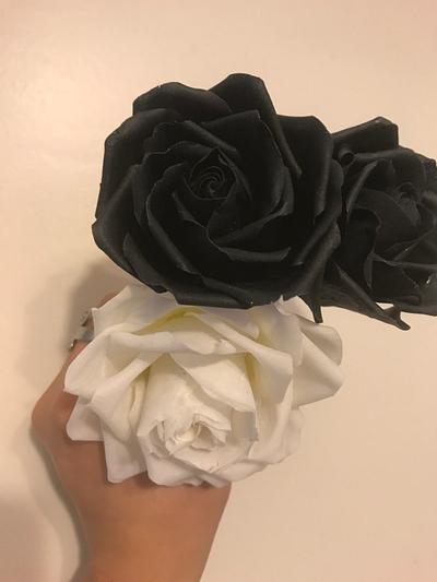 black and white Roses  - Cake by Griselda de Pedro
