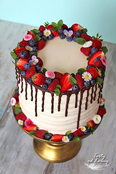 Swiss meringue & fresh fruit - Cake by Lorna