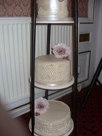 Lace,, pearls & ruffles - Cake by cupcake67