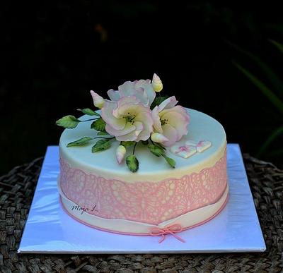 single tier wedding cake with lisianthus flower  - Cake by majalaska